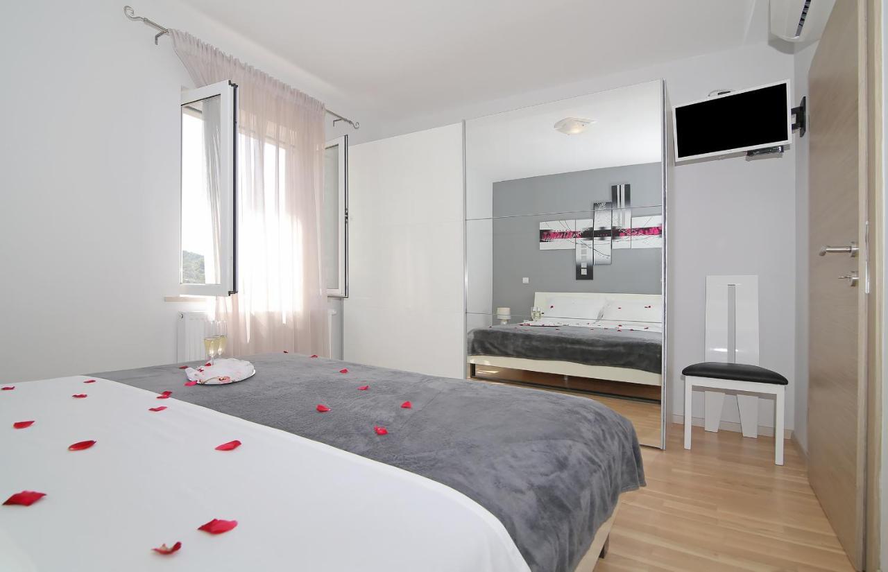 Apartment Moretic Gromaca Екстер'єр фото